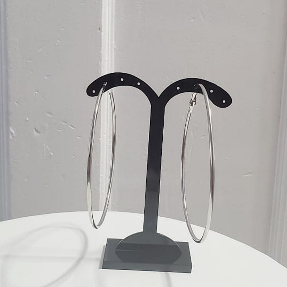 Silver Tone Hoop Earrings. 🌴